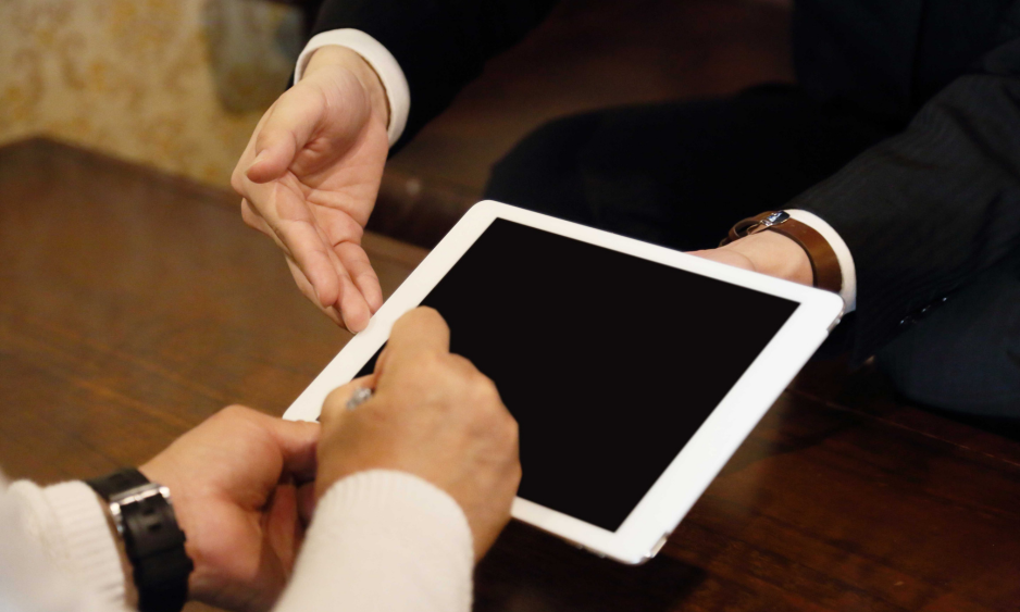 Immagine che contiene persona, interno, computerDescrizione generata automaticamente