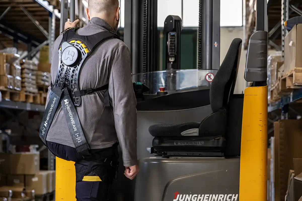 Immagine che contiene vestiti, persona, giacca, internoIl contenuto generato dall'IA potrebbe non essere corretto.