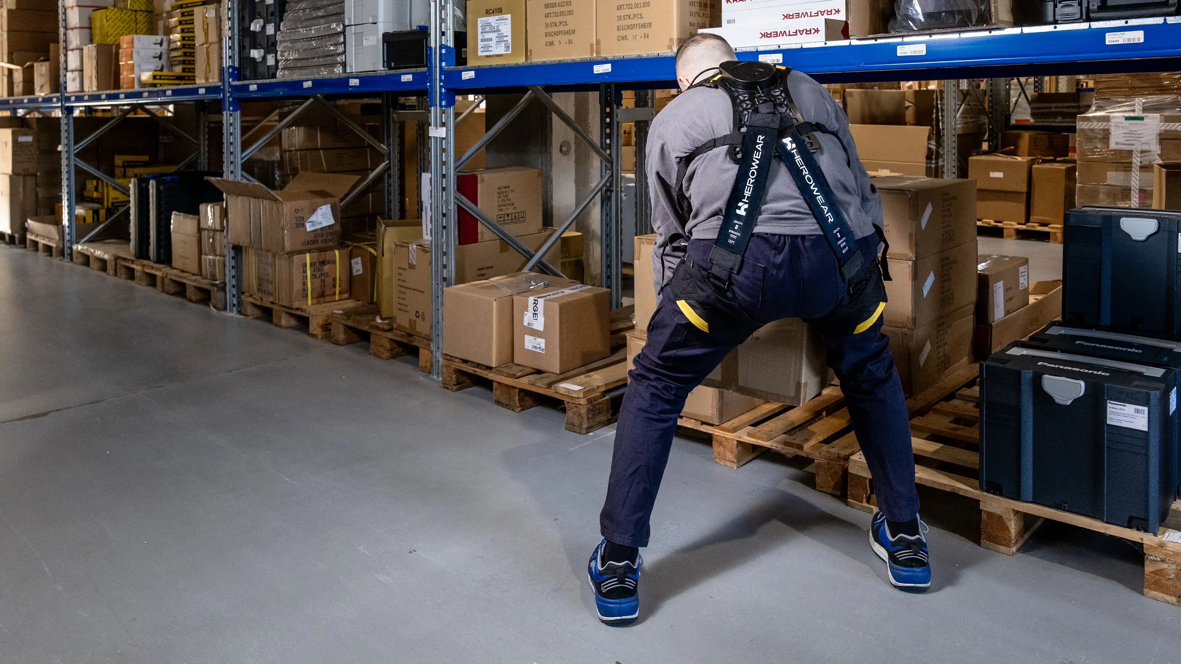 Immagine che contiene vestiti, calzature, persona, edificioIl contenuto generato dall'IA potrebbe non essere corretto.