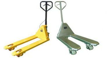 Rischi e prevenzione con i carrelli portapallet a conduzione manuale Rischi e prevenzione con i carrelli portapallet a conduzione manuale