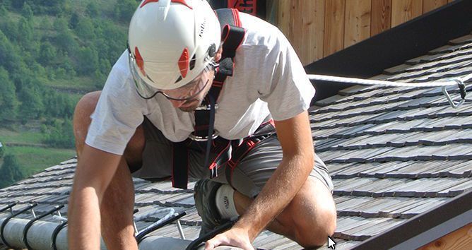 Lavori in quota: l’uso in sicurezza dei sistemi anticaduta Lavori in quota: l’uso in sicurezza dei sistemi anticaduta