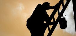 Imparare dagli errori: quando le scale portatili sono usate male Imparare dagli errori: quando le scale portatili sono usate male