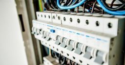 Sicurezza e manutenzione: quadri elettrici e trasformatori Sicurezza e manutenzione: quadri elettrici e trasformatori