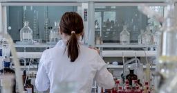 Rischio chimico: è possibile migliorare la prevenzione nei laboratori? Rischio chimico: è possibile migliorare la prevenzione nei laboratori?