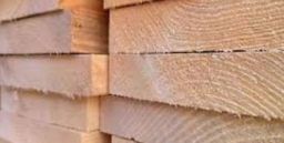 Lavorazione del legno: la scorniciatrice e l’accatastamento delle tavole Lavorazione del legno: la scorniciatrice e l’accatastamento delle tavole
