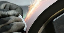 Industrie meccaniche: i rischi dell’addetto alla molatura dei metalli Industrie meccaniche: i rischi dell’addetto alla molatura dei metalli