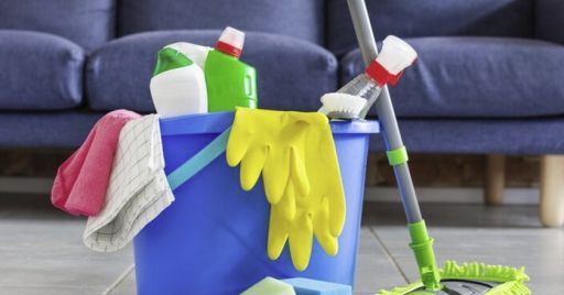 Come prevenire le cadute e gli scivolamenti nelle attività di pulizia?