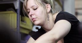 Collaborare per mettere fine alla violenza contro le donne Collaborare per mettere fine alla violenza contro le donne