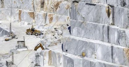 Imparare dagli errori: taglio e ribaltamento di bancate nelle cave di marmo Imparare dagli errori: taglio e ribaltamento di bancate nelle cave di marmo