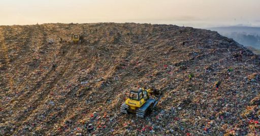 Siamo seduti su una montagna di rifiuti Siamo seduti su una montagna di rifiuti