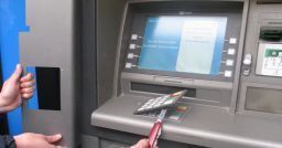 Il furto dei dati di carte di credito alle macchine automatiche Il furto dei dati di carte di credito alle macchine automatiche