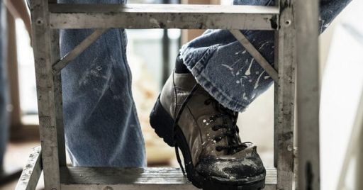 È possibile lavorare in sicurezza usando scale portatili e sgabelli a gradini?